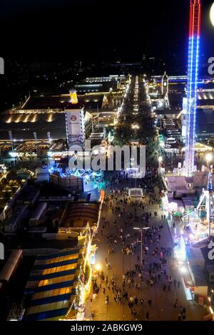 Blick vom Riesenrad auf dem Oktoberfest bei Nacht auf der Theresienwiese in München. [Automatisierte Übersetzung] Stockfoto