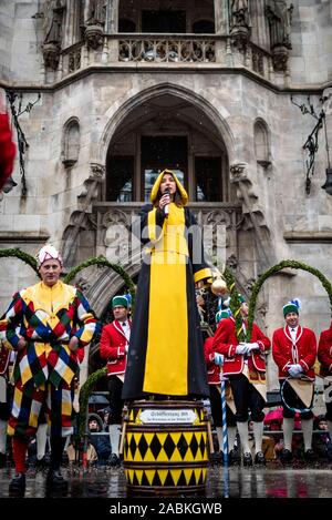 Am Sonntag, den 6. Januar, Münchner Kindl erläutern die Tradition der Schäfflertanz am Marienplatz in München (Oberbayern). [Automatisierte Übersetzung] Stockfoto