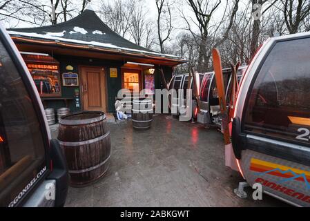 Verworfen ski Gondeln als überdachte Sitzplätze vor dem Kiosk 'Milchhäusl' im Englischen Garten. [Automatisierte Übersetzung] Stockfoto