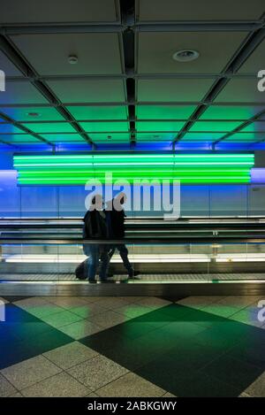 Laufbänder am Flughafen München [automatisierte Übersetzung] Stockfoto