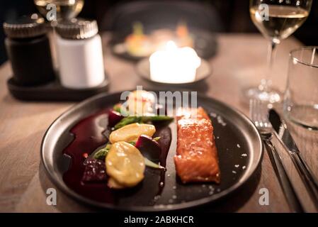 Das Gericht "heiß geräuchert Kungsholmen" in der Lax-Bar in München. Dies ist ein Stück Lachs direkt über dem Feuer gekocht mit roter Bete als Beilage, Kartoffeln mariniert mit Dijon Senf und grünem Spargel. [Automatisierte Übersetzung] Stockfoto