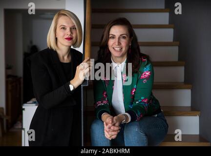 Die Schwestern Laura Sophie Dornheim (blond) und Magdalena Rogl (BRÜNETT) in doppelte Portrait. Dornheim ist Sprecherin für die tech Start-up der Chancengleichheit. Magdalena Rogl leitet die digitale Kommunikation bei Microsoft. [Automatisierte Übersetzung] Stockfoto