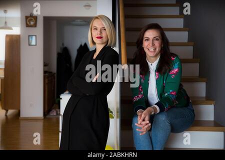 Die Schwestern Laura Sophie Dornheim (blond) und Magdalena Rogl (BRÜNETT) in doppelte Portrait. Dornheim ist Sprecherin für die tech Start-up der Chancengleichheit. Magdalena Rogl leitet die digitale Kommunikation bei Microsoft. [Automatisierte Übersetzung] Stockfoto