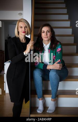 Die Schwestern Laura Sophie Dornheim (blond) und Magdalena Rogl (BRÜNETT) in doppelte Portrait. Dornheim ist Sprecherin für die tech Start-up der Chancengleichheit. Magdalena Rogl leitet die digitale Kommunikation bei Microsoft. [Automatisierte Übersetzung] Stockfoto