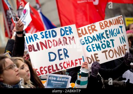 PEGIDA Demonstration und Gegendemonstration in München. [Automatisierte Übersetzung] Stockfoto