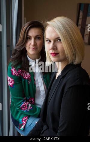 Die Schwestern Laura Sophie Dornheim (blond) und Magdalena Rogl (BRÜNETT) in doppelte Portrait. Dornheim ist Sprecherin für die tech Start-up der Chancengleichheit. Magdalena Rogl leitet die digitale Kommunikation bei Microsoft. [Automatisierte Übersetzung] Stockfoto