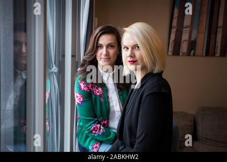 Die Schwestern Laura Sophie Dornheim (blond) und Magdalena Rogl (BRÜNETT) in doppelte Portrait. Dornheim ist Sprecherin für die tech Start-up der Chancengleichheit. Magdalena Rogl leitet die digitale Kommunikation bei Microsoft. [Automatisierte Übersetzung] Stockfoto