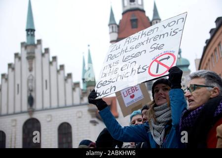 PEGIDA Demonstration und Gegendemonstration in München. [Automatisierte Übersetzung] Stockfoto