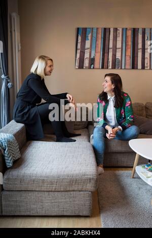 Die Schwestern Laura Sophie Dornheim (blond) und Magdalena Rogl (BRÜNETT) in doppelte Portrait. Dornheim ist Sprecherin für die tech Start-up der Chancengleichheit. Magdalena Rogl leitet die digitale Kommunikation bei Microsoft. [Automatisierte Übersetzung] Stockfoto