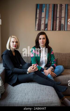 Die Schwestern Laura Sophie Dornheim (blond) und Magdalena Rogl (BRÜNETT) in doppelte Portrait. Dornheim ist Sprecherin für die tech Start-up der Chancengleichheit. Magdalena Rogl leitet die digitale Kommunikation bei Microsoft. [Automatisierte Übersetzung] Stockfoto