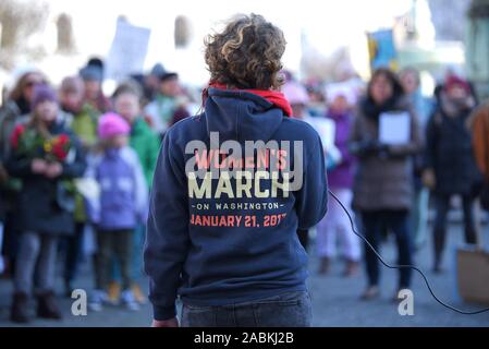 Die Teilnehmer der Protest des 3. März Frauen auf einen Marsch von der Universität über den Odeonsplatz zum Marienplatz für die Rechte der Frauen und gegen die Politik von US-Präsident Donald Trump. [Automatisierte Übersetzung] Stockfoto