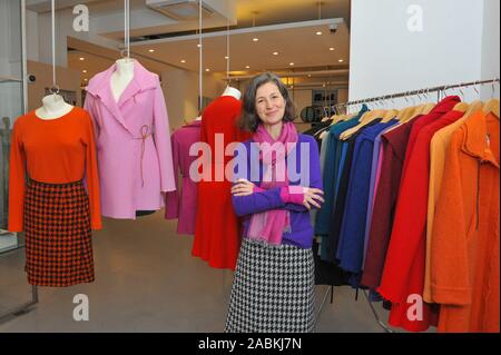 Kleidung von der Modedesignerin Ilona Wittmann in einer Ausstellung in den Geschäften der Bayerischer Kunstgewerbeverein an Pacellistraße 6-8. [Automatisierte Übersetzung] Stockfoto