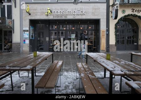 Die Burger Bar 'Hans im Glück' im Tal in München. Im Vordergrund die Bar des Open-air-Tavernen. [Automatisierte Übersetzung] Stockfoto