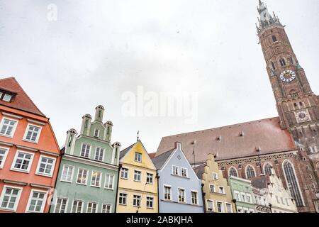 Historische Häuserzeile in der Altstadt von Landshut mit der Kirche St. Martin im Hintergrund. [Automatisierte Übersetzung] Stockfoto