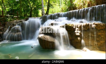 Eine schöne Felsformation mit einem kleinen See innerhalb der Kuang Si Wasserfälle in Luang Prabang, Laos Stockfoto