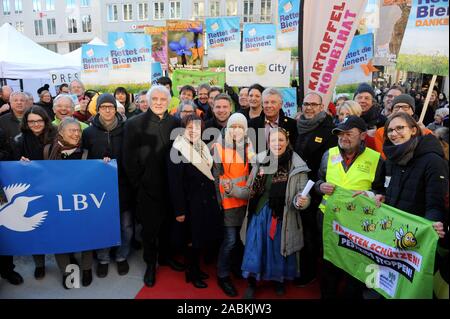 Eröffnungsveranstaltung des Volksbegehren "Biologische Vielfalt - Speichern der Bienen mit zahlreichen Bayerischen Berühmtheiten auf dem Marienplatz vor dem Münchner Rathaus. Das Bild zeigt Herrn Bürgermeister Dieter Reiter (SPD, Zentrum), Schauspieler Udo Wachtveitl und Heinz-Josef Braun, Direktor Markus H. Rosenmüller, Kabarettist Hannes Ringelstetter, Moderatorin Nina Eichinger und Grüne Politiker Katrin Habenschaden, von Aktivisten umgeben. [Automatisierte Übersetzung] Stockfoto