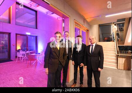 Von links nach rechts: Prof. Wolfgang Hermann (Präsident der TUM), Dr. Dietmar Gruchmann (Bürgermeister von Garching), Paul Maroldt (Studentischer Vertreter der TUM) und Dr. Rolf Dieter Jungk (Leiter des Bayerischen Ministeriums für Wissenschaft) an der StudiTUM der Technischen Universität München. [Automatisierte Übersetzung] Stockfoto