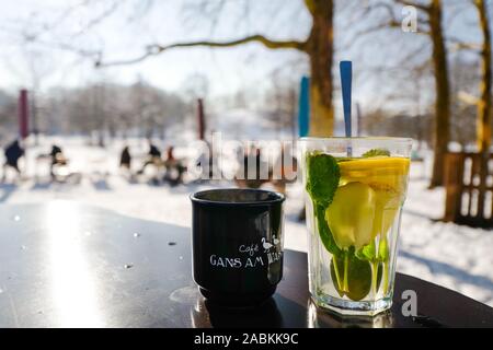 Gäste des 'Cafe Gans am Wasser genießen Sie die herbstsonne am Ufer des Sees im Westpark. [Automatisierte Übersetzung] Stockfoto