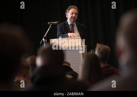 Heribert Prantl, Mitglied der Chefredakteur der Süddeutschen Zeitung (SZ), diskutiert die Europäische Union Bildungsstreik und Journalismus an der SZ Workshop Diskussion nach seinem Vortrag mit zwölf Mitschüler aus der Oberhaching Gymnasium in der Stadtbibliothek. [Automatisierte Übersetzung] Stockfoto