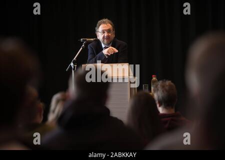 Heribert Prantl, Mitglied der Chefredakteur der Süddeutschen Zeitung (SZ), diskutiert die Europäische Union Bildungsstreik und Journalismus an der SZ Workshop Diskussion nach seinem Vortrag mit zwölf Mitschüler aus der Oberhaching Gymnasium in der Stadtbibliothek. [Automatisierte Übersetzung] Stockfoto