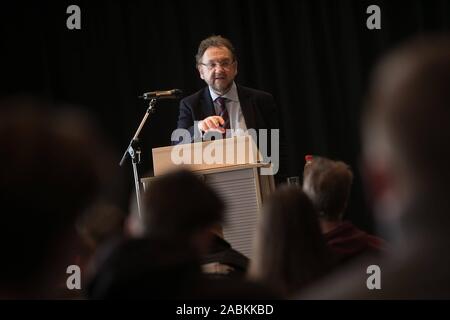 Heribert Prantl, Mitglied der Chefredakteur der Süddeutschen Zeitung (SZ), diskutiert die Europäische Union Bildungsstreik und Journalismus an der SZ Workshop Diskussion nach seinem Vortrag mit zwölf Mitschüler aus der Oberhaching Gymnasium in der Stadtbibliothek. [Automatisierte Übersetzung] Stockfoto