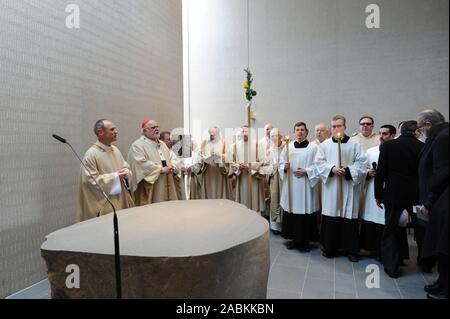 Kardinal Reinhard Marx (2. von links) weiht die neu erbaute Kirche St. James in Quiddestrasse 35 in Neuperlach. Im Bild [automatisierte Übersetzung] Stockfoto