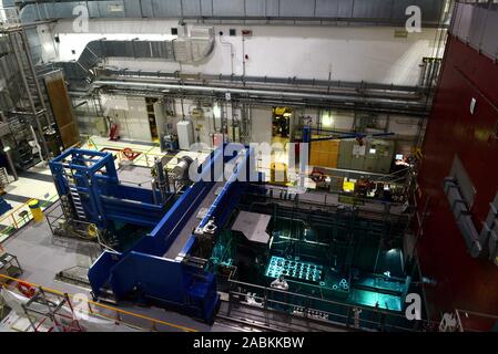 Die Forschung Neutronenquelle (FRM II) an der Heinz Maier-Leibnitz-Center (MLZ) der Technischen Universität (TUM) in Garching bei München. Das Bild zeigt den Reaktor Becken (links) und dem Decay Becken (rechts). [Automatisierte Übersetzung] Stockfoto