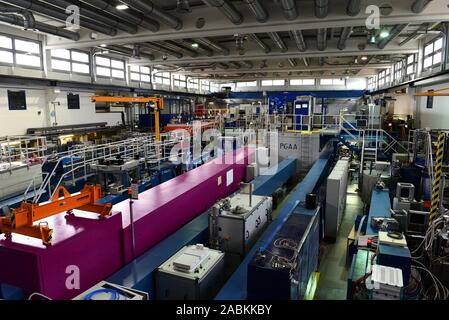 Die Forschung Neutronenquelle (FRM II) an der Heinz Maier-Leibnitz-Center (MLZ) der Technischen Universität (TUM) in Garching bei München. Das Bild zeigt die Neutronenleiterhalle. [Automatisierte Übersetzung] Stockfoto