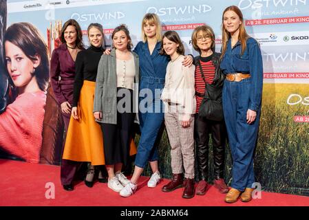 (L - r) Die Schauspieler Nina Kronjäger, Lili Epply, Amber Bonnard, Hanna Binke, Luna Paiano, Cornelia Froboess, Sabin Tambrea, Marvin Linke aus dem Film 'Ostwind-Aris Ankunft 'pose auf dem roten Teppich mit Regisseur Theresa von eltz am Sonntag, den 18. Februar 2019 in Equilaland in München (Oberbayern). [Automatisierte Übersetzung] Stockfoto