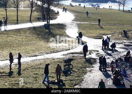 Wanderer können einen sonnigen Februar Tag am Ufer der Isar zwischen der Reichenbachbrücke und die Wittelsbacher Brücke genießen. [Automatisierte Übersetzung] Stockfoto