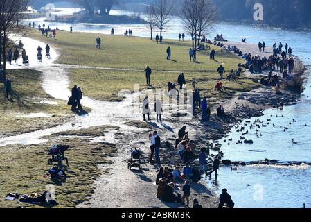 Wanderer können einen sonnigen Februar Tag am Ufer der Isar zwischen der Reichenbachbrücke und die Wittelsbacher Brücke genießen. [Automatisierte Übersetzung] Stockfoto