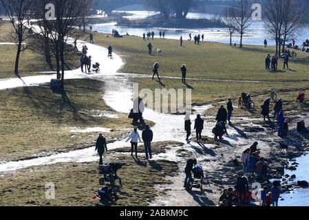 Wanderer können einen sonnigen Februar Tag am Ufer der Isar zwischen der Reichenbachbrücke und die Wittelsbacher Brücke genießen. [Automatisierte Übersetzung] Stockfoto