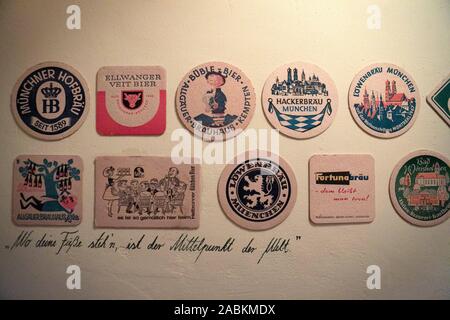 Bierdeckel an der Wand der Toilette in der Bar 'Die Karotte' im Hinterhof in der Goethestraße 36 in der Münchner Bahnhofsviertel. [Automatisierte Übersetzung] Stockfoto