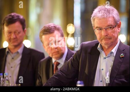 Christian Hierneis (Mitglied des Landtages Bündnis 90/Die Grünen), Robert Brannekämper (CSU Mitglied des Landtags) und Alexander Reissl (Vorsitzender der SPD-Fraktion) an der großen Infoveranstaltung des Bündnisses Nordost auf der SEM Nordost (Stadtentwicklung) im neuen Theater Fabrik in München. [Automatisierte Übersetzung] Stockfoto