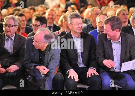 Marian Offman (CSU-Stadtrat, links), Michael Piazolo (Minister für Bildung, Freie Wähler, 2. von rechts) und Christian Hierneis (Mitglied des Landtags, Bündnis 90/Die Grünen, rechts) an der großen Infoveranstaltung des Bündnisses Nordost auf der SEM Nordost (Stadtentwicklung) im neuen Theater Fabrik in München. [Automatisierte Übersetzung] Stockfoto