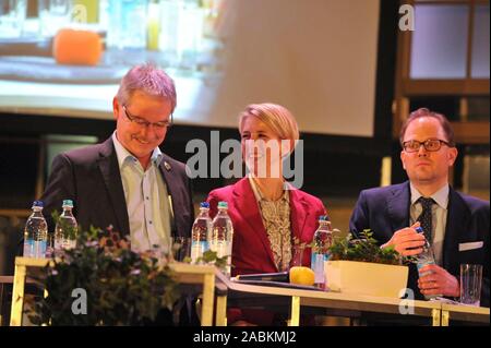 Alexander Reissl (SPD-Fraktionschef), Katrin Habenschaden (Grüne Fraktionsvorsitzende) und Manuel Pretzl (2. Bürgermeister und CSU-Fraktionschef) am Bündnis Nordost der Informationsveranstaltung über die SEM Nordost (Stadtentwicklung) im neuen Theater Fabrik in München. [Automatisierte Übersetzung] Stockfoto