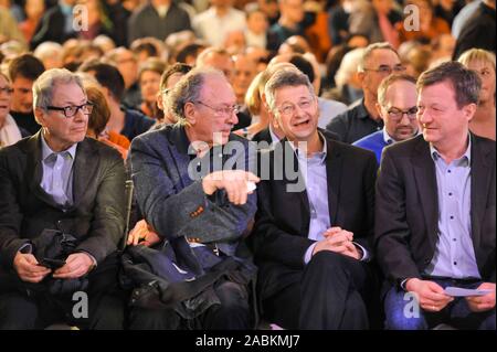 Marian Offman (CSU-Stadtrat, links), Michael Piazolo (Minister für Bildung, Freie Wähler, 2. von rechts) und Christian Hierneis (Mitglied des Landtags, Bündnis 90/Die Grünen, rechts) an der großen Infoveranstaltung des Bündnisses Nordost auf der SEM Nordost (Stadtentwicklung) im neuen Theater Fabrik in München. [Automatisierte Übersetzung] Stockfoto