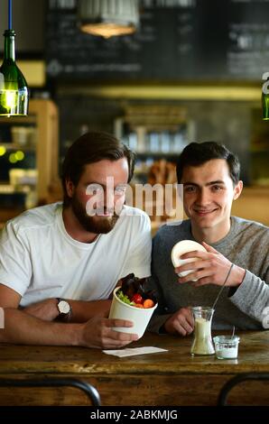 Rebento Gründer Carlos Gerber (weisses T-Shirt) und Simon Heine möchten Sie ein wiederverwendbares System für Take-away-Verpackungen herzustellen. [Automatisierte Übersetzung] Stockfoto