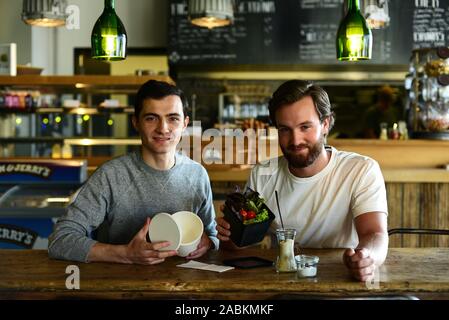 Rebento Gründer Carlos Gerber (weisses T-Shirt) und Simon Heine möchten Sie ein wiederverwendbares System für Take-away-Verpackungen herzustellen. [Automatisierte Übersetzung] Stockfoto