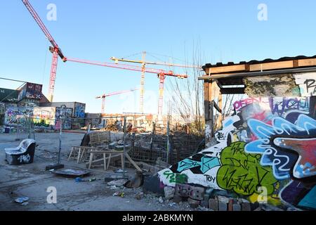 "Bahnwärter Thiel", eine kleine Stadt, die in alten Schiffscontainern geklärt hat und verworfen, der Bahnhof und die U-Wagen auf dem Gelände des alten Viehof in München. [Automatisierte Übersetzung] Stockfoto