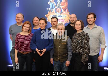 Vorne (von links nach rechts) Das Singspiel Akteure Sina Reiss (Katharina Schulze), Antonia von Romatowski (Angela Merkel), Gerd Lohmayer, Nikola Norgauer (Andrea Nahles) und Stephan Murr (Andreas Scheuer) sowie Hintere Reihe (von links nach rechts). n. r.) Christoph Zrenner (Horst Seehofer), Florian Fischer (Hubert Aiwanger), Gerhard Wittmann (Dieter Reiter) und Stephan Zinner (Markus Söder) auf einer Pressekonferenz am starken Paulaner's Beer tapping am Nockherberg. [Automatisierte Übersetzung] Stockfoto