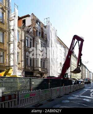 Bagger während der Abbrucharbeiten auf dem Wohnhaus an der Türkenstraße 52 in Maxvorstadt. [Automatisierte Übersetzung] Stockfoto