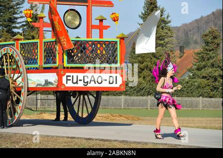 Bei der 'Dietfurt Chinesischen Carnival" Die kleine Stadt Dietfurt a.d.Altmühl verwandelt jedes Jahr auf die absurde Donnerstag von den frühen Morgenstunden bis in die Nacht in einen bunten Bavarian-China Empire. Unter dem Motto "Kille Wau und Fu-Gao-Di-/ Bayrisch China muss ma hie!" Der Karnevalsumzug mit echten und gefälschten Chinesischen in ca. 45 Gruppen findet um 14.00 Uhr durch die Stadt nehmen. Hier ist der Drache Beförderung von 'Kaiser' Fu-Gao-Di. [Automatisierte Übersetzung] Stockfoto