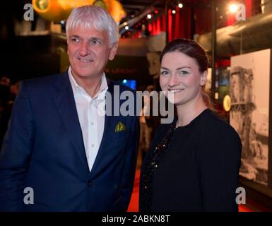 Bayern Geschäftsführer Achim Rohnke und der Bayerische Staatsminister für Digitale Angelegenheiten Judith Gerlach an der Ausstellung "100 Jahre Bavaria Film" in Grünwald [automatisierte Übersetzung] Stockfoto