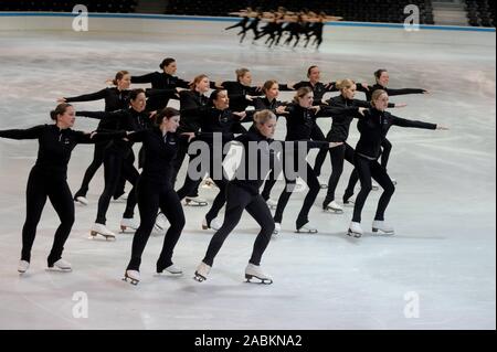 Die synchrone Eiskunstläufer der beiden Teams Rot Sonnenschein und München Synergy Schulungen zusammen in der Olympic Sports Center. [Automatisierte Übersetzung] Stockfoto