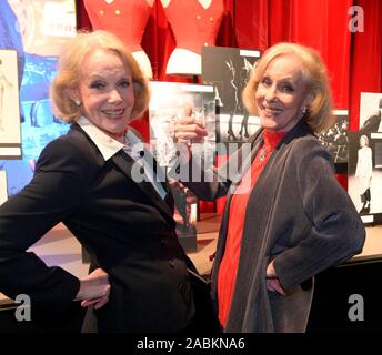 Ausstellung "100 Jahre Bavaria Film" in Grünwald. Die Schauspielerinnen Alice und Ellen Kessler ursprüngliche Kostüme zu entdecken. [Automatisierte Übersetzung] Stockfoto