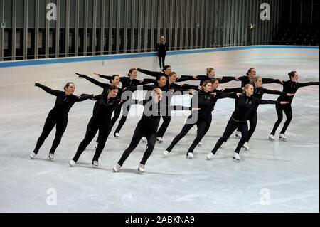 Die synchrone Eiskunstläufer der beiden Teams Rot Sonnenschein und München Synergy Schulungen zusammen in der Olympic Sports Center. [Automatisierte Übersetzung] Stockfoto