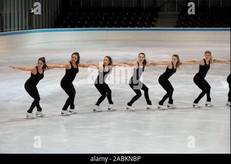 Die synchrone Eiskunstläufer der beiden Teams Rot Sonnenschein und München Synergy Schulungen zusammen in der Olympic Sports Center. [Automatisierte Übersetzung] Stockfoto