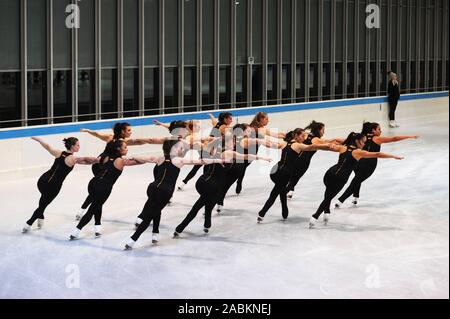 Die synchrone Eiskunstläufer der beiden Teams Rot Sonnenschein und München Synergy Schulungen zusammen in der Olympic Sports Center. [Automatisierte Übersetzung] Stockfoto