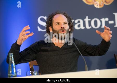 Die Allgäuer Musik Kabarettist und neue Fasten Prediger Maxi Schafroth auf einer Pressekonferenz zur bevorstehenden Salvator Tippen im Paulaner am Nockherberg. [Automatisierte Übersetzung] Stockfoto